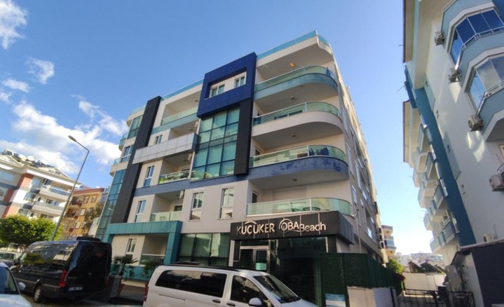 Alanya'da komşularının duvarlarına tehdit sözleri yazıp dışkı süren kadın sınır dışı edildi