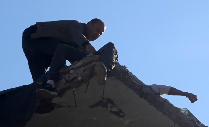 Alanya'da polis, çatıdaki genci ölümün kıyısından aldı