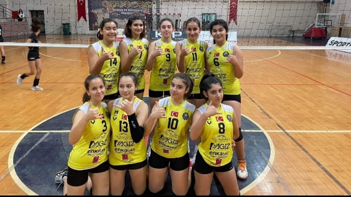 Alanya'nın küçük kızları ligi lider bitirdi