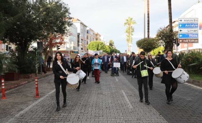 Alanya protokolünden farkındalık yürüyüşü