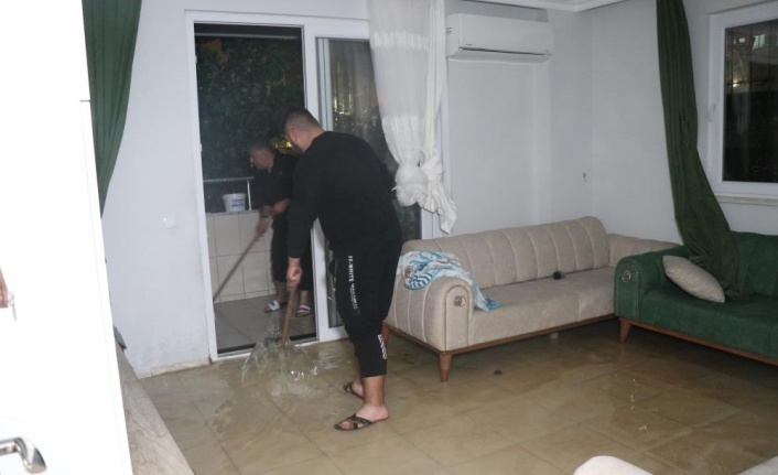 Alanya’da sağanak yağış sonrası evleri, iş yerlerini ve okulu su bastı