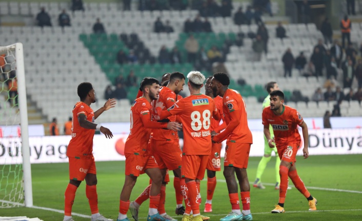 Alanyaspor uzatmalarda 2 puandan oldu