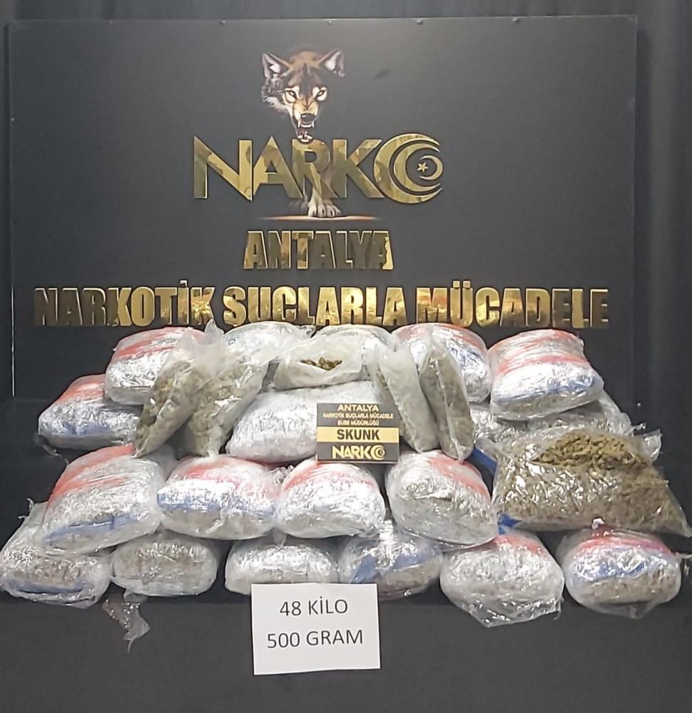 Antalya'da 48 kilogram uyuşturucu ele geçirildi: 4 gözaltı