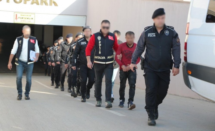 Antalya'da aranan 74 kişi yakalandı