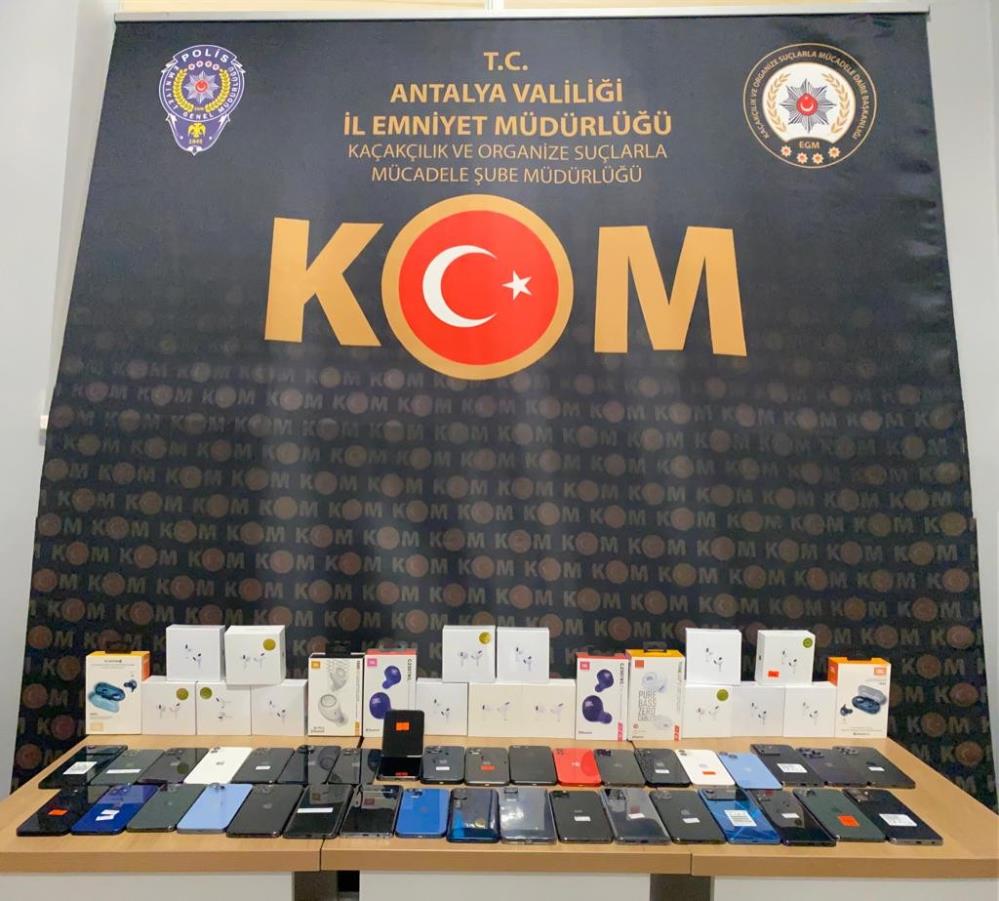 Antalya'da gümrük kaçağı telefona geçit yok