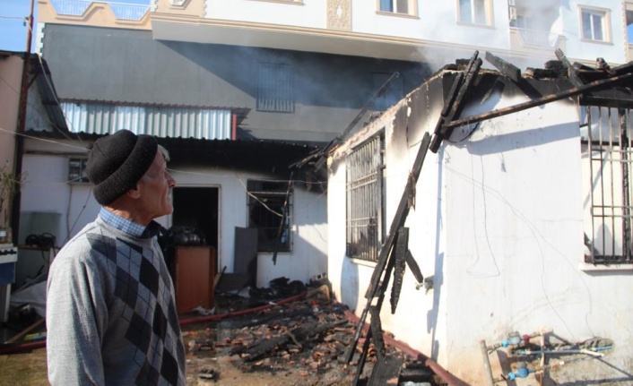 Antalya'da yaşlı adamın evi ve biriktirdiği kira parası yandı