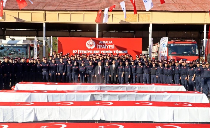 Antalya’da eğitimi tamamlanan 97 itfaiye eri Türk bayrağına el basarak yemin etti