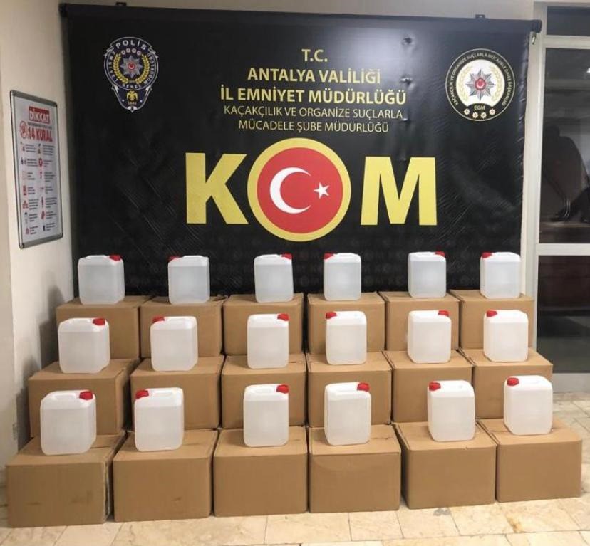 Antalya’da polisten yılbaşı öncesi sahte ve kaçak alkol operasyonu