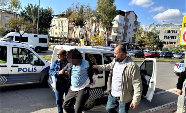 Antalya’da trafikte motosikletli kurye dehşeti: Kapı anahtarı ile 3 polisi yaraladı