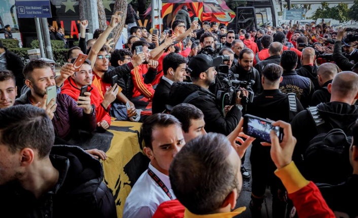 Antalya’ya gelen Galatasaray'a havalimanında coşkulu karşılama