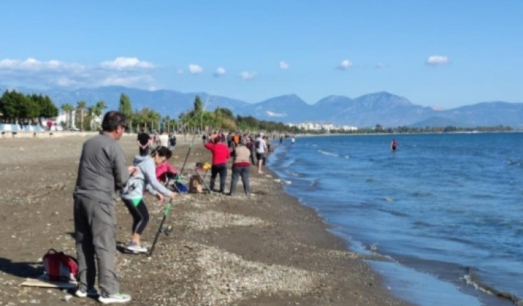 Balık havuzunun patladığı söylentisi üzerine oltasına alan plaja koştu