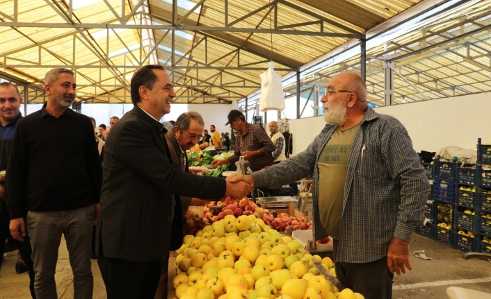 Başkan Yılmaz Cuma Pazarı'nı ziyaret etti