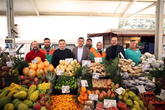 Başkan Yücel salı pazarında esnaflarla buluştu