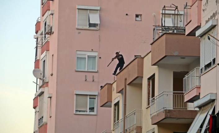 Çatı cambazı,herkese ecel teri döktürdü