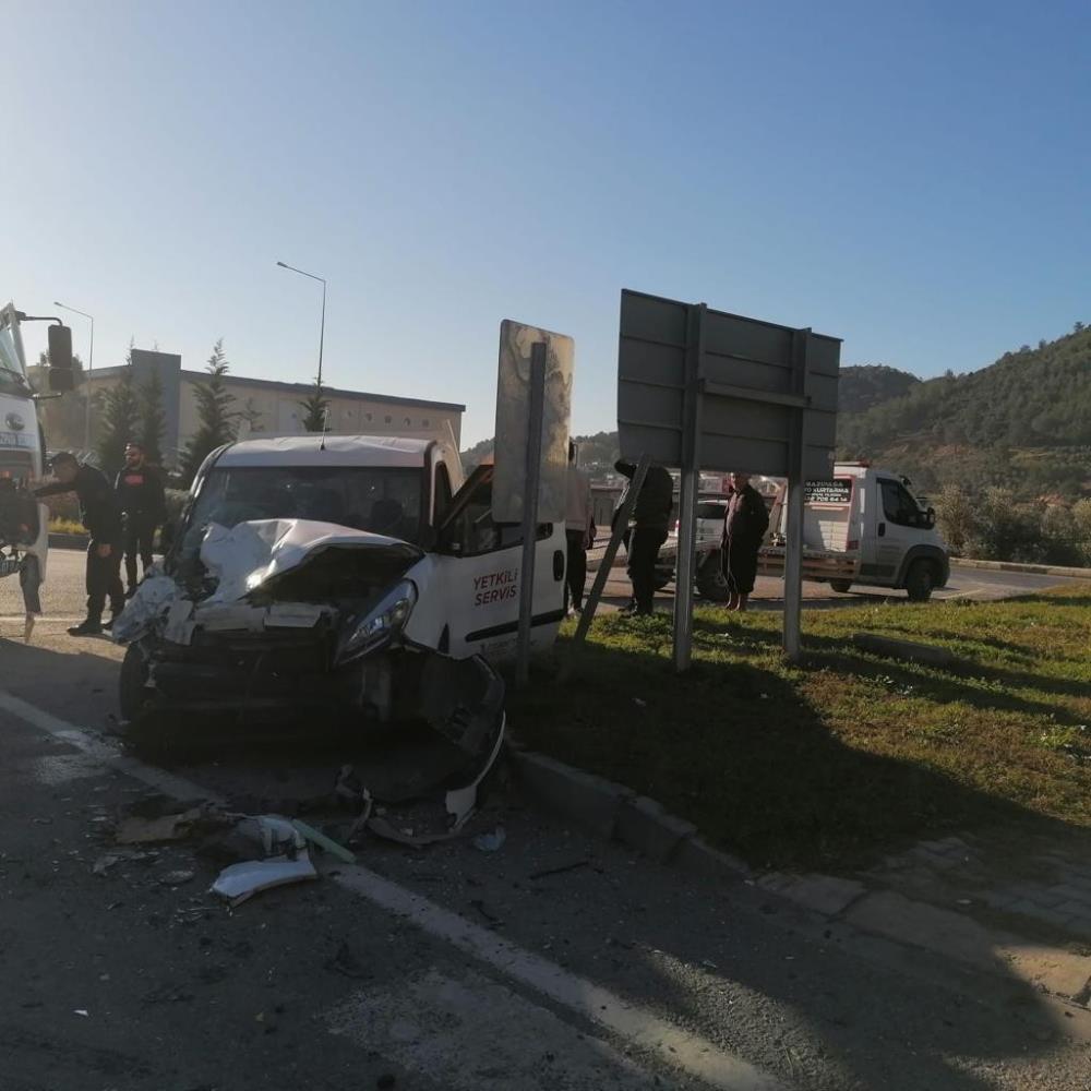 Gazipaşa’da belediyeye ait süpürge kamyonu ile kamyonet çarpıştı: 3 yaralı