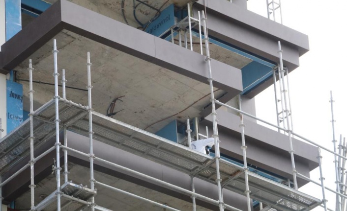 İnşaattaki iskeleyi toplayan işçi 8'inci kattan düşerek hayatını kaybetti