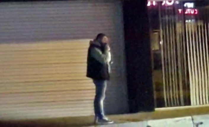 Kucağına aldığı yavru köpeği ısırıp yumrukladı