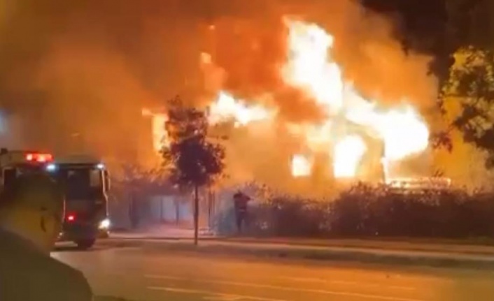 Metruk ev yangını geceyi aydınlattı, sürücüler alevleri yüzlerinde hissetti