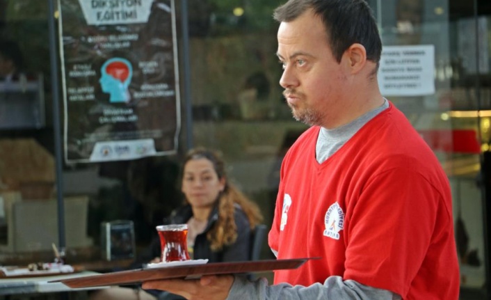 Onlar bu kafenin hem çalışanı hem patronu: Kimse kızamıyor