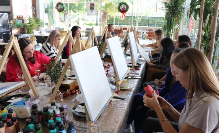Resim tutkusu yerleşik yabancı kadınları Alanya'da bir araya getirdi