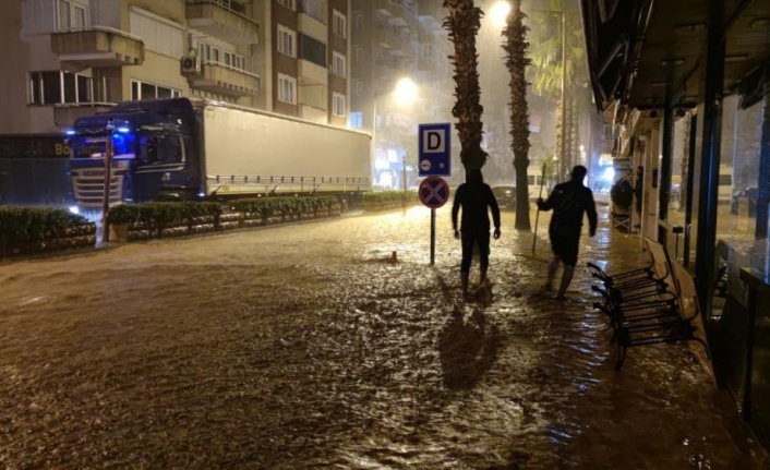 Sel sebebiyle Kumluca ve Finike'de okullar tatil edildi
