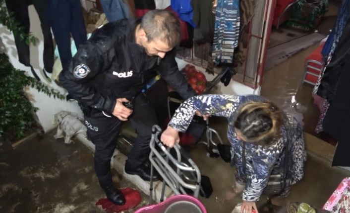 Şiddetli yağmur sebebiyle su basan evde mahsur kalan engelli kadını ve yaşlı anneyi polis kurtardı