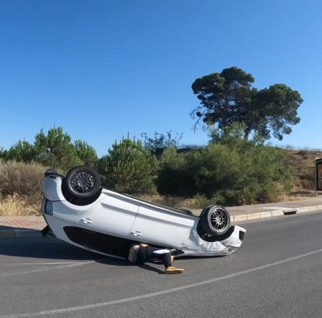 Takla atıp 100 metre sürüklenen otomobilde can pazarı