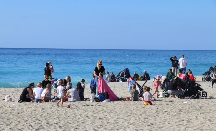 Alanya'da Ocak ayının güneşli havasında deniz keyfi yaşadılar