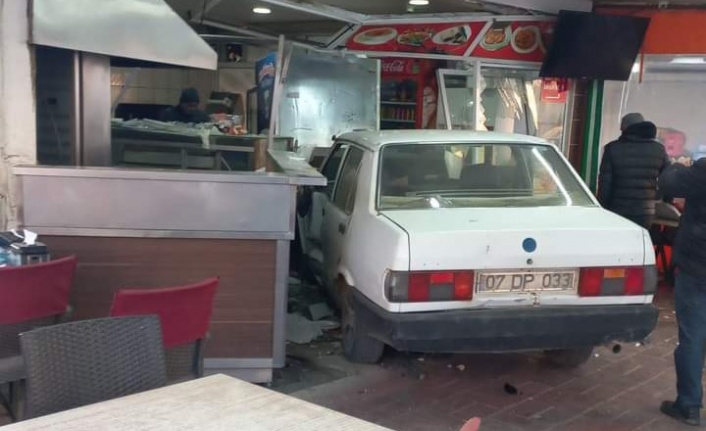 Alanya'da otomobil restorana daldı
