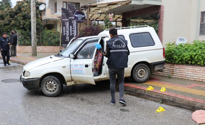 Alanya'da seyir halindeyken husumetlileri tarafından silahla yaralandı