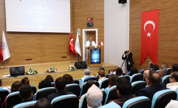 ALKÜ'de akademik biniş giyme ve ödül töreni