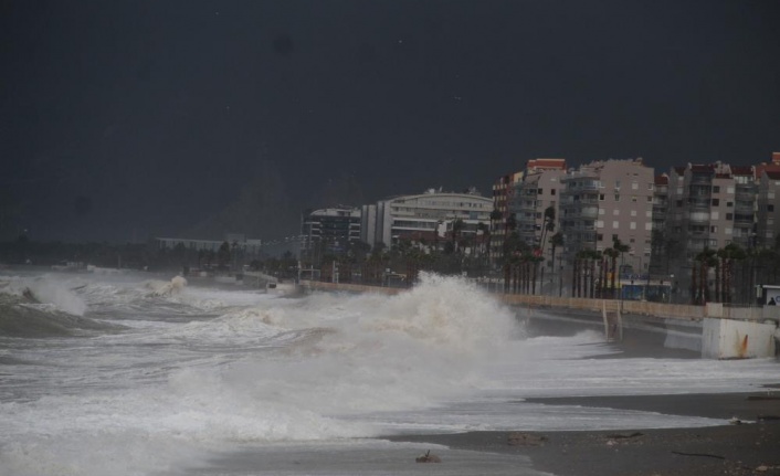 Antalya'da dalgalar falezleri dövdü, denizin rengi değişti