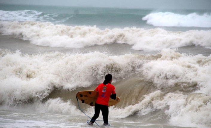 Antalya'da dev dalgalar arasındaki sörfçülerin amansız mücadelesi