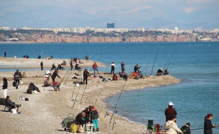 Antalya'da fırtına balık üretim çiftliğini vurdu, oltasını alan sahile koştu