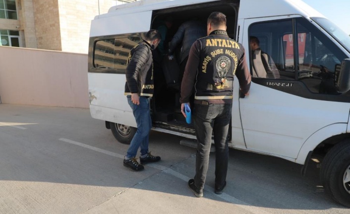 Antalya'da toplam 84 yıl hapis cezasıyla aranan 5 firari yakalandı
