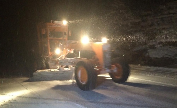 Antalya-Konya karayolunda kar kalınlığı 20 santime ulaştı, araçlar yolda kaldı