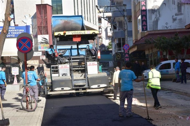 Asfalt yenileme çalışmaları Lale Sokak'ta devam ediyor
