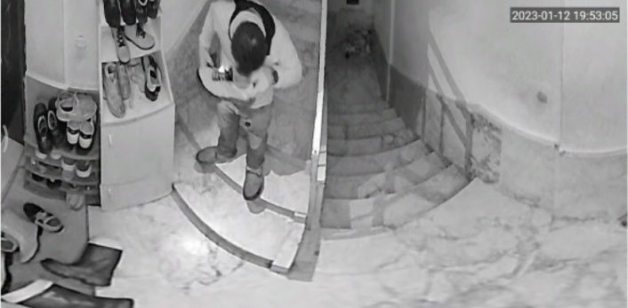 Ayakkabıları önce numarasına bakıp sonra koklayarak çaldı