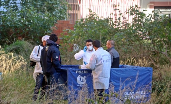Çalılık alanda elinde kuş tüyü bulunan kadının cesedi bulundu
