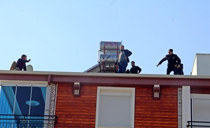 Çatıya çıkıp ecel terleri döktüren adama babasının tek kelimesi yetti
