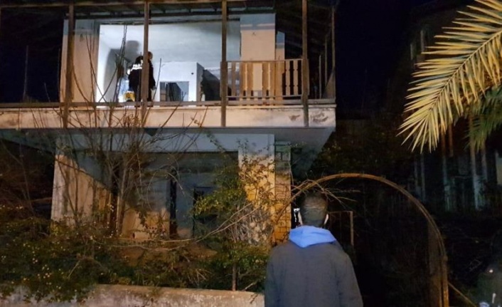 Çocuklar, metruk binaya kaçan top için girdiği evde cesetle karşılaştı