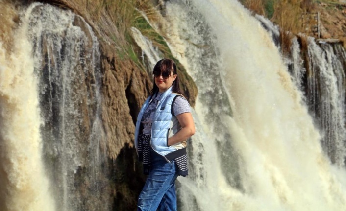 Dün fırtına sebebiyle ters akan dünyaca ünlü şelale, bugün manzarasıyla çitleri aştırdı