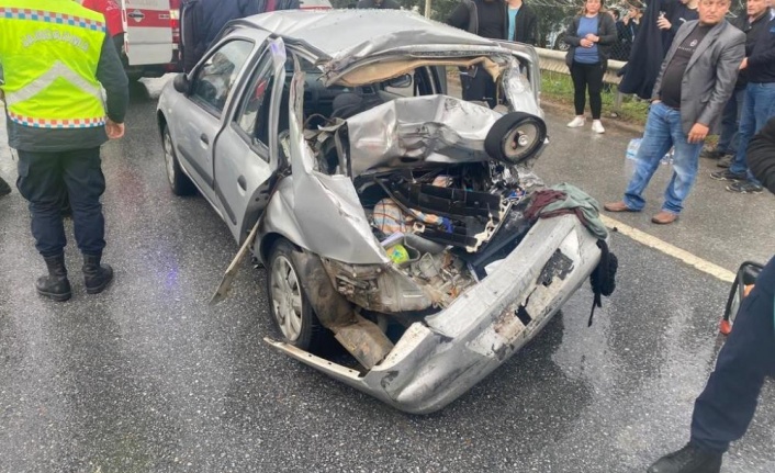 Işıklı kavşakta kamyon ile otomobil çarpıştı: 1'i ağır 3 yaralı