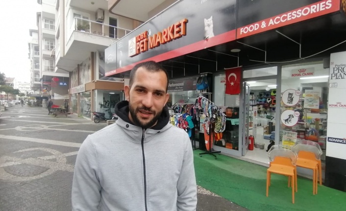 İşyerinin önündeki köpek maketlerini çaldılar