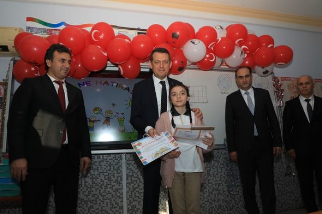 Kaymakam Ürkmezer karne alan öğrencilerin heyecanına ortak oldu