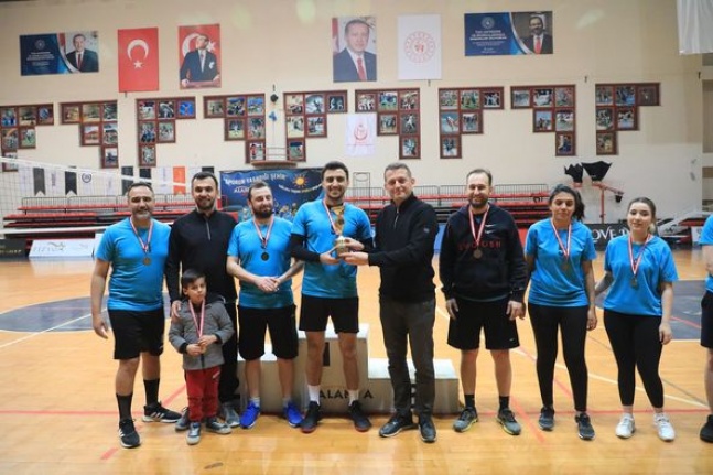 Kaymakam Ürkmezer Mimarlar ve Mühendisler Odası Voleybol Turnuvası finaline katıldı
