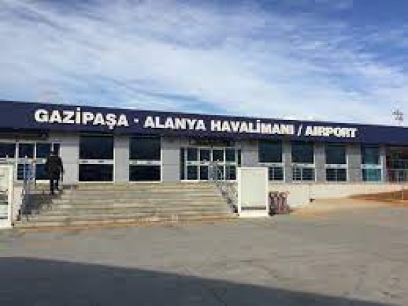 Kötü hava şartları Alanya GZP Havalimanı’nda uçuş iptallerine yol açtı