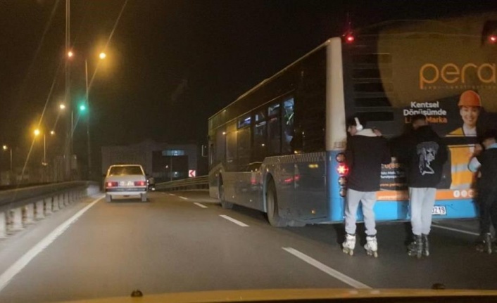 Patenli gençlerden 50 kilometre hızla giden otobüs arkasında ölüme davetiye