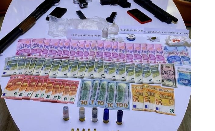 Alanya'da polisten kaçarak saklandıkları adresten uyuşturucu ve silah çıktı