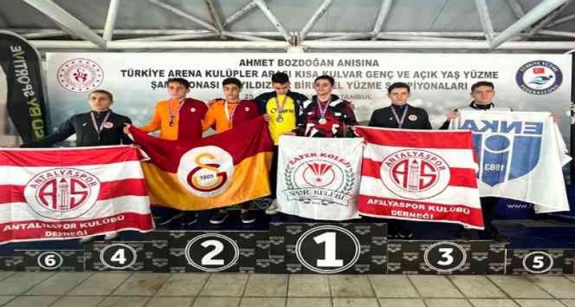 Yüzücüler Antalyaspor bayrağını kürsüye taşıdı